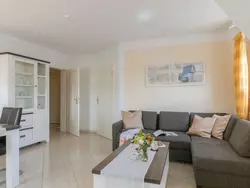 Bild zur gratis inserierten Ferienwohnung Appartement mit Blick auf das Wasser.