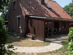 Bild zur gratis inserierten Ferienwohnung mit überdachter Terrasse und Carport.