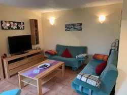 Bild zur gratis inserierten Ferienwohnung am Wasser mit Terrasse und Kaminofen.