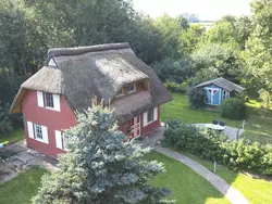 Ferienhaus Idyllisches Reetdachhaus mit großem Garten in Poseritz - 5 Personen, Hund erlaubt