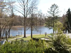 Bild zur gratis inserierten Ferienwohnung in Süd-Waldhanglage mit tollem Seeblick.