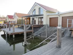 Bild zur gratis inserierten Ferienwohnung Seehaus Arielle mit Wassergrundstück.