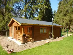 Bild zur gratis inserierten Ferienwohnung Holz-Blockhaus für vier Personen mit Terrasse.