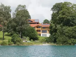 Bild zur gratis inserierten Ferienwohnung Landgut mit Blick auf das Wasser.