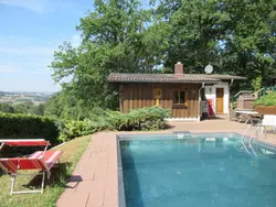 Bild zur gratis inserierten Ferienwohnung Ferienhäuser mit Pool in ruhiger Lage am Waldrand.