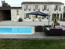 Bild zur gratis inserierten Ferienwohnung Ferienvilla mit Blick auf das Wasser.