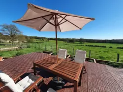 Bild zur gratis inserierten Ferienwohnung Landhaus mit eingezäuntem Garten.