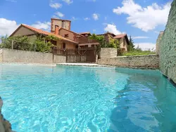 Bild zur gratis inserierten Ferienwohnung Die Unterkunft für zwei bis sechs Personen, Schwimmbad, Bouleplatz, Spa, Tennis.