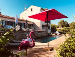 Bild zur gratis inserierten Ferienwohnung Ferienvilla mit Blick auf das Wasser.