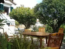 Bild zur gratis inserierten Ferienwohnung Wohnung "Les roses" auf einem eingemauerten Grundstück.