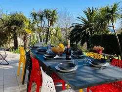 Bild zur gratis inserierten Ferienwohnung Prächtige Villa mit exotischem Garten, Strand 200m entfernt.