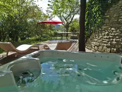 Bild zur gratis inserierten Ferienwohnung Domäne "Pavillon Timéo" mit Infinity-Pool.