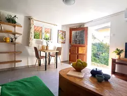 Bild zur gratis inserierten Ferienwohnung Studio "Villa l'Abeille" mit eigenem Garten.