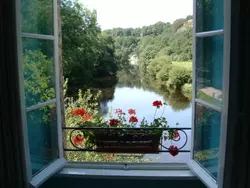 Bild zur gratis inserierten Ferienwohnung Unterkunft mit eigenem Garten und Blick auf den Fluss.