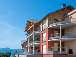 Bild zur gratis inserierten Ferienwohnung Wohnung mit Blick auf das Wasser.