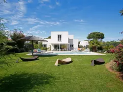 Bild zur gratis inserierten Ferienwohnung Villa 4 Schlafzimmer, privater Pool Garten und Parkplatz.