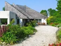 Bild zur gratis inserierten Ferienwohnung Villa "Cobalan" mit Blick auf das Wasser.