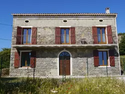 Bild zur gratis inserierten Ferienwohnung Haus mit Garten, Grill und Terrasse.