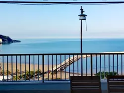 Bild zur gratis inserierten Ferienwohnung Drei-Zimmer-Wohnung mit Meerblick.