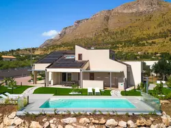 Bild zur gratis inserierten Ferienwohnung Villa mit Panoramablick auf das Meer, umgeben von der Natur.