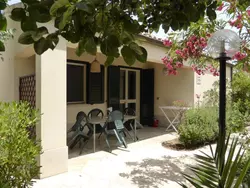 Bild zur gratis inserierten Ferienwohnung Schöner zentraler Bungalow direkt am Sandstrand auf Sizilien.