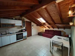 Bild zur gratis inserierten Ferienwohnung Mansardische Kommode.