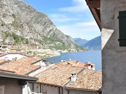 Bild zur gratis inserierten Ferienwohnung Große Wohnung in Limone Sul Garda mit Terrasse und Garten und Nah am Strand.