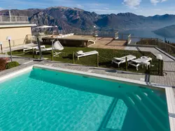 Bild zur gratis inserierten Ferienwohnung Lights on the Lake Zweizimmerwohnung mit Terrasse und Pool.