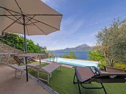 Bild zur gratis inserierten Ferienwohnung Privater Pool und herrlicher Seeblick.
