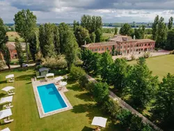 Bild zur gratis inserierten Ferienwohnung Villa mit Gemeinschaftspool zwischen Ferrara und Venezia.
