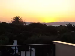 Bild zur gratis inserierten Ferienwohnung Unterkunft mit Terrasse am Meer.