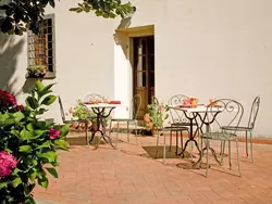 Bild zur gratis inserierten Ferienwohnung Wohnung in einer alten Villa mit Schwimmbad.