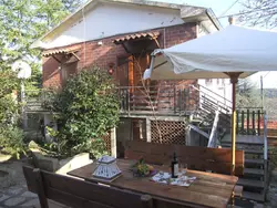 Bild zur gratis inserierten Ferienwohnung Rosa Peonia' Wohnung mit Terrasse.