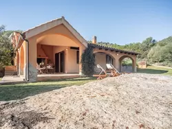 Bild zur gratis inserierten Ferienwohnung Schöne moderne Villa in privater Lage, umgeben von üppiger Natur.