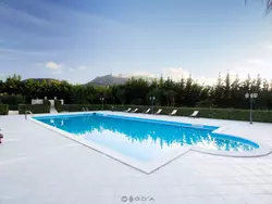 Bild zur gratis inserierten Ferienwohnung Torre Venza' Anwesen mit Infinity-Pool.