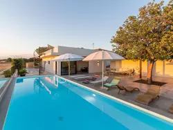 Bild zur gratis inserierten Ferienwohnung Demetra, moderne Villa mit Pool und Meerblick.