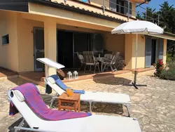 Bild zur gratis inserierten Ferienwohnung Villa zur Alleinbenutzung in den grünen Hügeln von Sperlonga eingebettet.