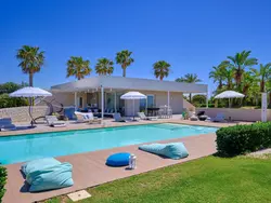 Bild zur gratis inserierten Ferienwohnung Anthea, Villa mit Pool und Fußball-Tennisplatz nur wenige Kilometer vom Strand.