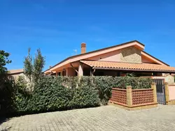 Bild zur gratis inserierten Ferienwohnung Helle mediterrane Villa mit Veranda und Garten.