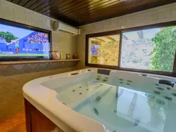 Bild zur gratis inserierten Ferienwohnung Haus mit integrierter Felswand und Jacuzzi.