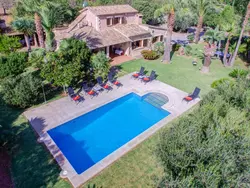 Bild zur gratis inserierten Ferienwohnung Großzügig geschnittenes Ferienhaus mit Garten und großem Pool am Standrand von.