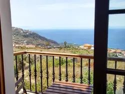 Bild zur gratis inserierten Ferienwohnung Apartment mit Balkon und Meerblick.