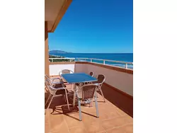 Bild zur gratis inserierten Ferienwohnung Drei-Schlafzimmer-Wohnung mit Blick auf das Meer.