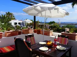 Bild zur gratis inserierten Ferienwohnung Appartement mit Blick auf das Wasser.