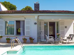 Bild zur gratis inserierten Ferienwohnung Landhaus mit Garten, Sonnenterrasse sowie überdachter Terrasse und Pool in Stra.