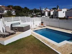 Bild zur gratis inserierten Ferienwohnung Schöne Villa mit Meerblick, großem Pool und Jacuzzi in Maro - Costa del Sol.