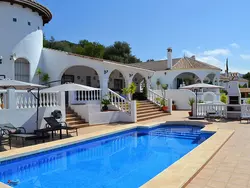 Bild zur gratis inserierten Ferienwohnung Villa mit Blick auf das Wasser.