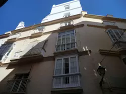 Bild zur gratis inserierten Ferienwohnung Große Wohnung in Cádiz, Kathedrale in der Nähe.