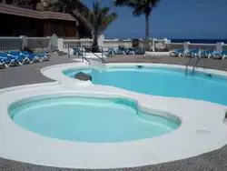 Bild zur gratis inserierten Ferienwohnung Appartement mit Balkon in einem Komplex mit Gemeinschaftspool am Meer.