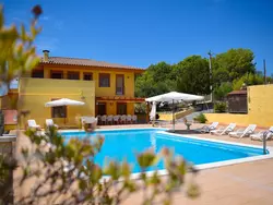 Bild zur gratis inserierten Ferienwohnung Großes Haus mit Schwimmbad und Barbecue.